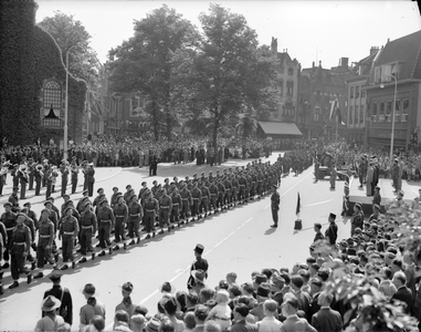 97657 Afbeelding van de parade (Church Parade) op het Janskerkhof te Utrecht na afloop van de plechtige dankdienst in ...